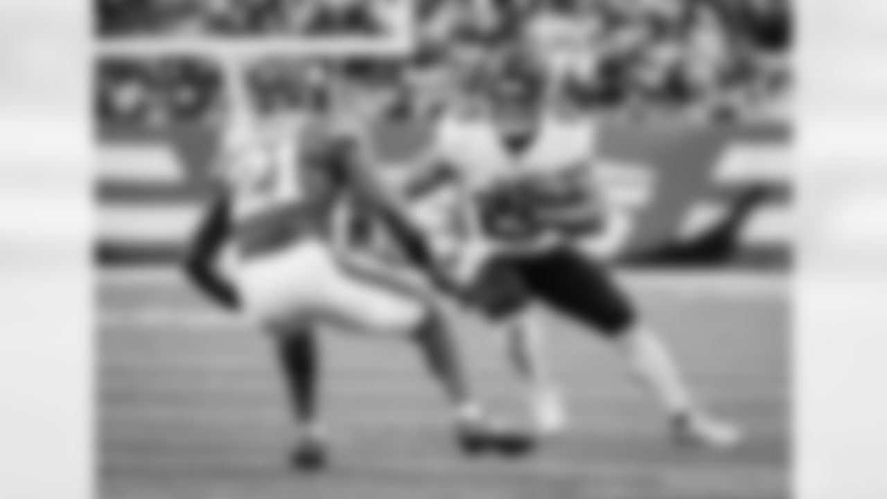 Atlanta Falcons running back Tyler Allgeier #25 carries the ball during the first quarter of the Week 13 Game against the New York Jets at Metlife Stadium in East Rutherford, New Jersey on Sunday, November 30, 2025. (Photo by Caean Couto/Atlanta Falcons)