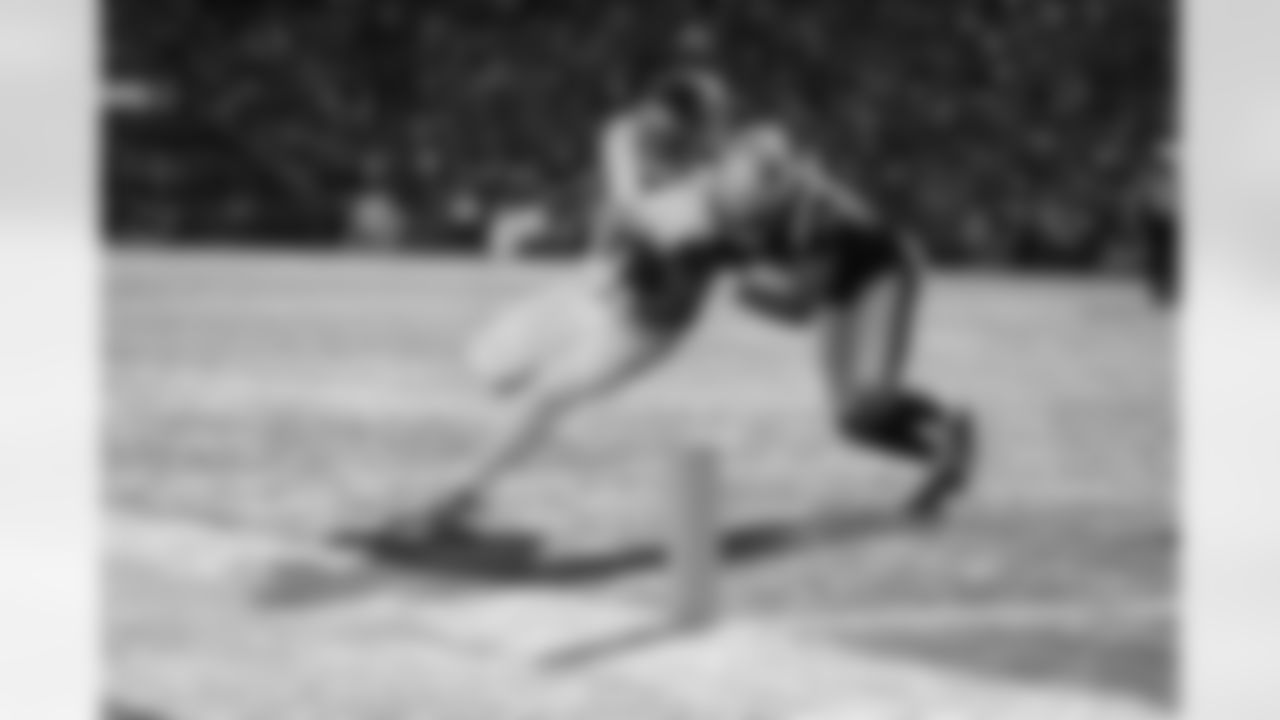 Atlanta Falcons running back Bijan Robinson #7 runs with the ball during the first quarter of the Week 9 Game against the New England Patriots at Gillette Stadium in Foxborough, Massachusetts on Sunday, November 2, 2025. (Photo by Taylor McLaughlin/Atlanta Falcons)