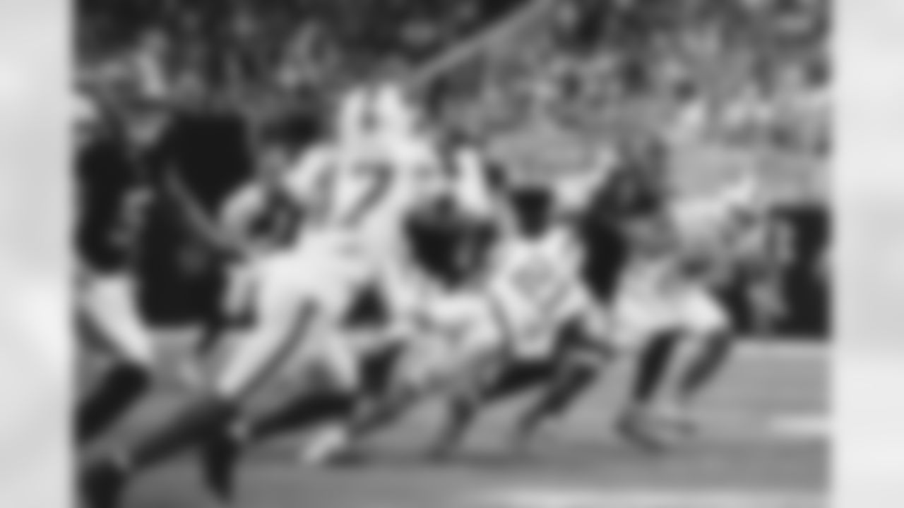 Atlanta Falcons running back Bijan Robinson #7 runs the ball during the Week 6 Game against the Buffalo Bills at Mercedes-Benz Stadium in Atlanta, Ga. on Monday, October 13, 2025. (Photo by Brandon Magnus/Atlanta Falcons)