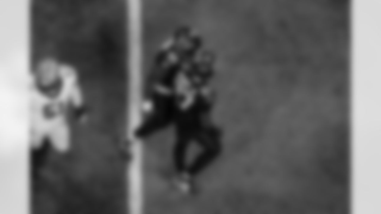 Atlanta Falcons edge rusher James Pearce Jr. #27 makes a record breaking sack during the Week 18 Game against the New Orleans Saints at Mercedes-Benz Stadium in Atlanta, Georgia on Sunday, January 4, 2026. (Photo by Taylor McLaughlin/Atlanta Falcons)