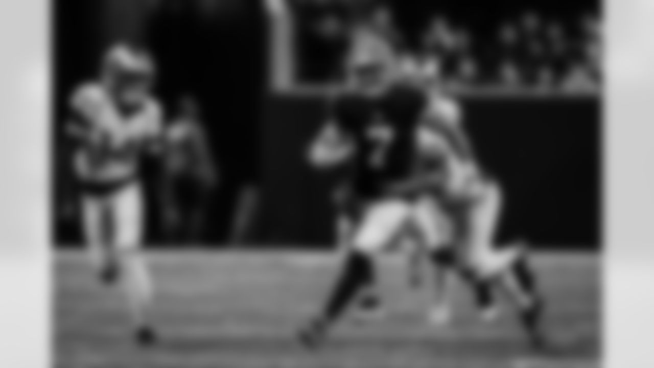 Atlanta Falcons running back Bijan Robinson #7 runs with the ball during the Week 17 Game against the Los Angeles Rams at Mercedes-Benz Stadium in Atlanta, Georgia on Monday, December 29, 2025. (Photo by Taylor McLaughlin/Atlanta Falcons)