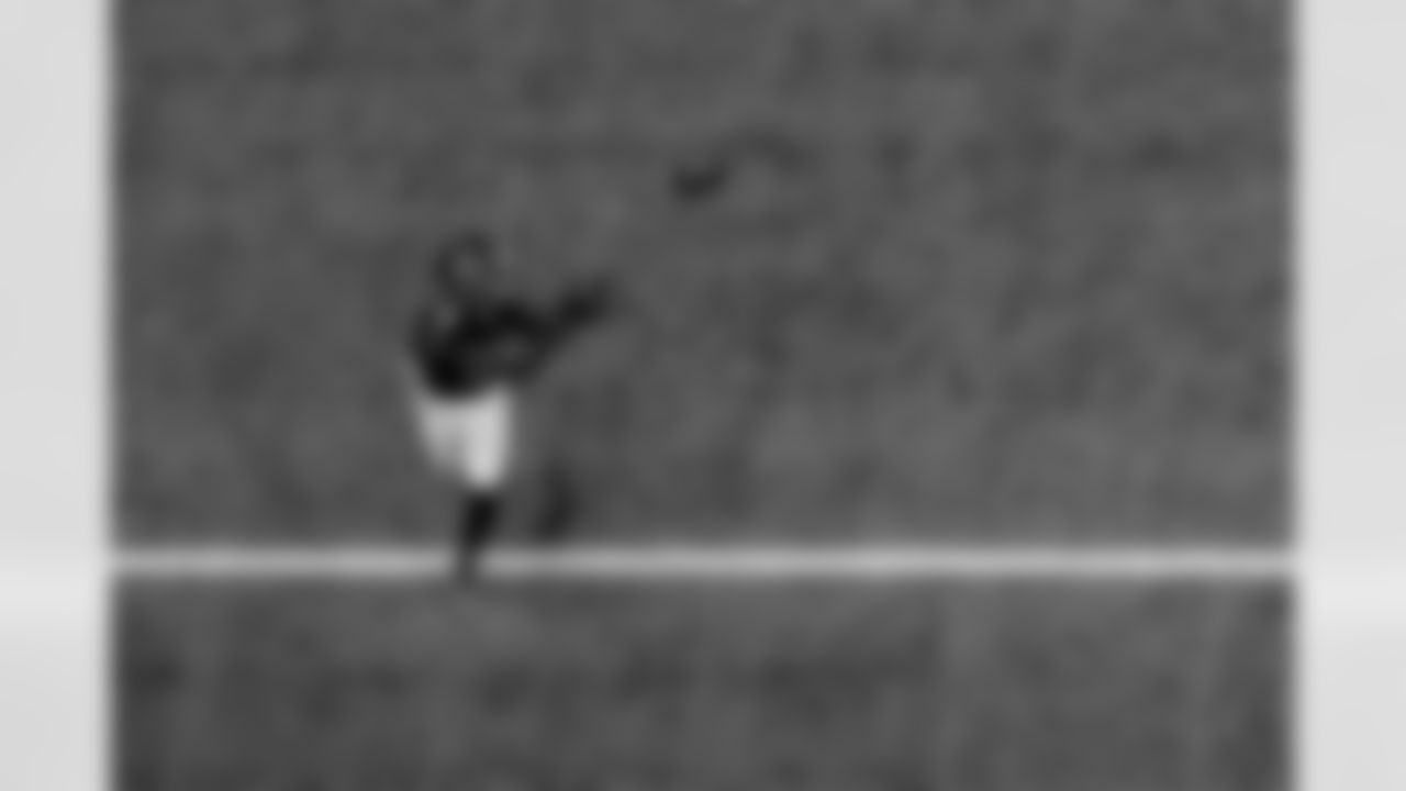 Atlanta Falcons tight end Kyle Pitts Sr. #8 warms up before the Week 11 Game against the Carolina Panthers at Mercedes-Benz Stadium in Atlanta, Georgia on Sunday, November 16, 2025. (Photo by Brandon Magnus/Atlanta Falcons)