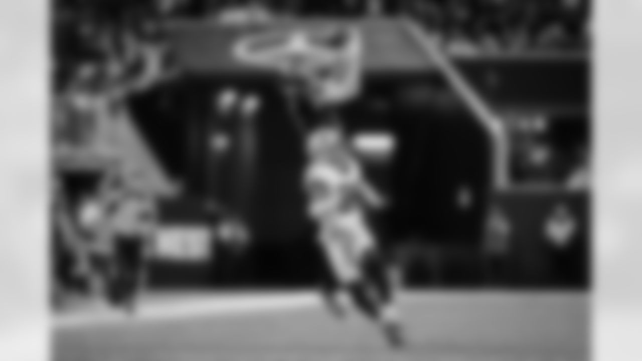 Atlanta Falcons wide receiver Drake London #5 catches the ball during the Week 18 Game against the New Orleans Saints at Mercedes-Benz Stadium in Atlanta, Georgia on Sunday, January 4, 2026. (Photo by Matthew Grimes/Atlanta Falcons)