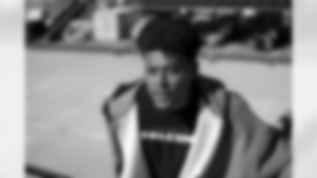 Atlanta Falcons wide receiver Jamal Agnew #14 boards the plane at Hartsfield-Jackson International Airport in Atlanta, Ga. on Saturday, September 13, 2025. (Photo by Taylor McLaughlin/Atlanta Falcons)