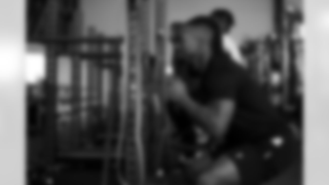 Atlanta Falcons running back Bijan Robinson #7 during team lift at Atlanta Falcons Training Facility in Flowery Branch, Georgia, on Monday, December 8, 2025. (Photo by Taylor McLaughlin/Atlanta Falcons)