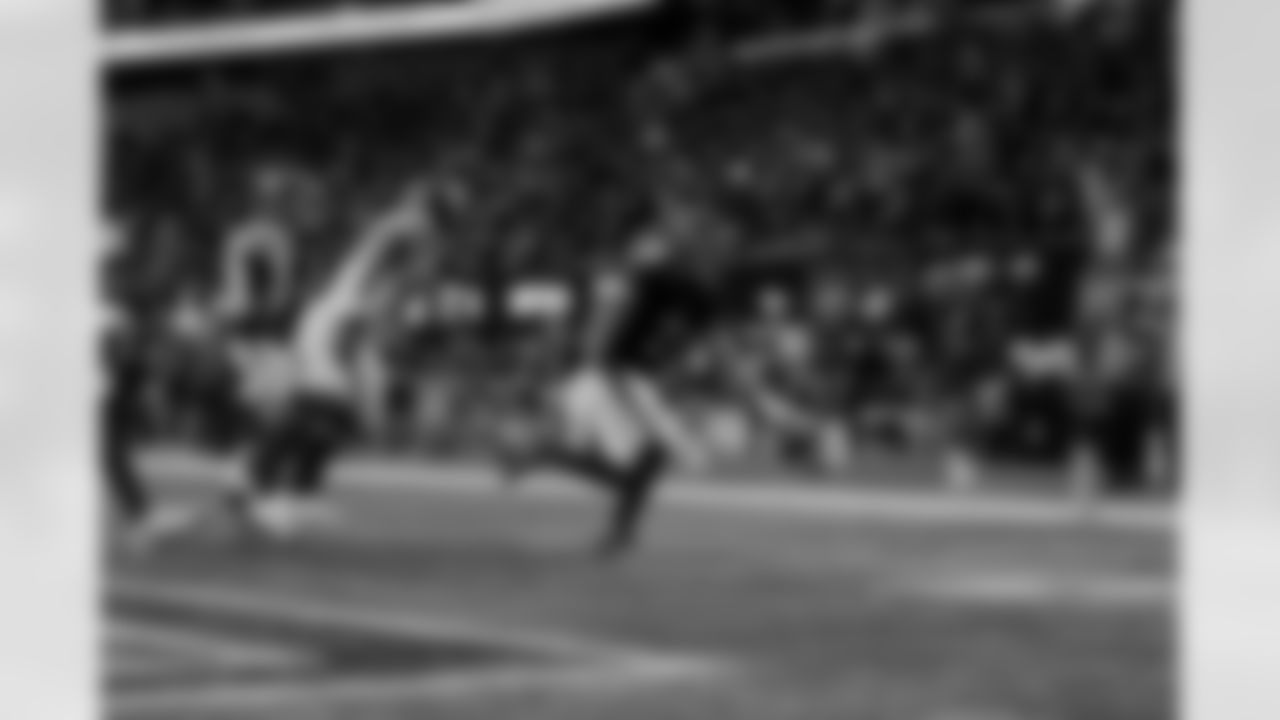 Atlanta Falcons running back Bijan Robinson #7 scores a touchdown during the Week 16 Game against the New York Giants at Mercedes-Benz Stadium in Atlanta, Georgia on Sunday, December 22, 2024. (Photo by Shanna Lockwood/Atlanta Falcons)