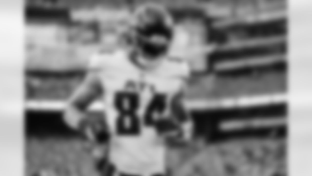 Atlanta Falcons tight end Feleipe Franks #84 warms up prior to the Week 13 Game against the New York Jets at Metlife Stadium in East Rutherford, New Jersey on Sunday, November 30, 2025. (Photo by Caean Couto/Atlanta Falcons)