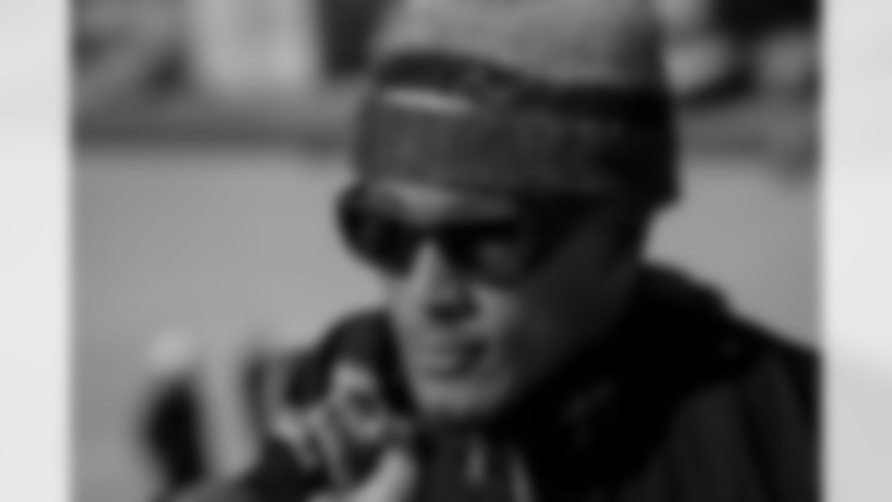 Atlanta Falcons cornerback Mike Hughes #21 boards the plane at Hartsfield-Jackson International Airport in Atlanta, Ga. on Saturday, September 13, 2025. (Photo by Taylor McLaughlin/Atlanta Falcons)