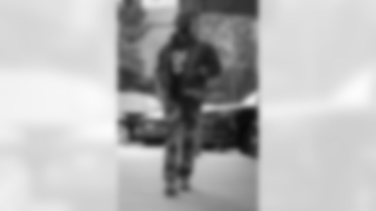 Atlanta Falcons tight end Kyle Pitts Sr. #8 arrives before the Week 8 Game against the Miami Dolphins at Mercedes-Benz Stadium in Atlanta, Georgia on Sunday, October 26, 2025. (Photo by Taylor McLaughlin/Atlanta Falcons)