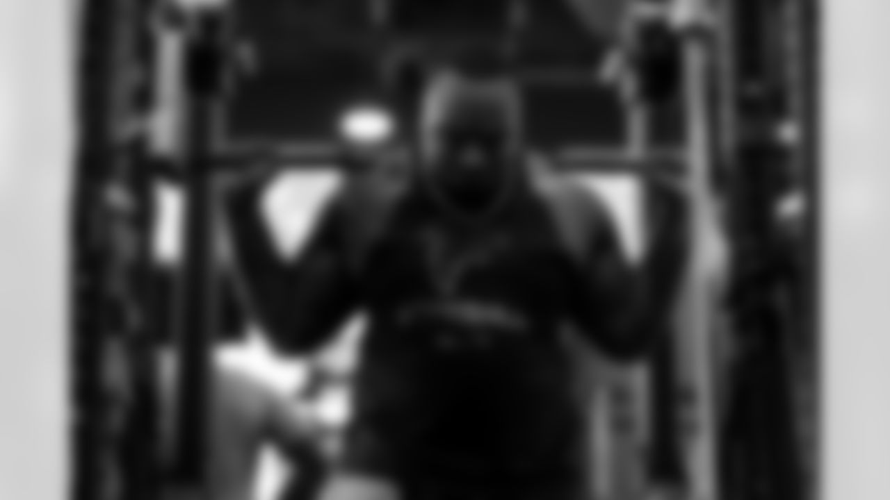 Atlanta Falcons offensive lineman Kyle Hinton #68 during team lift at Atlanta Falcons Training Facility in Flowery Branch, Georgia, on Monday, December 8, 2025. (Photo by Taylor McLaughlin/Atlanta Falcons)