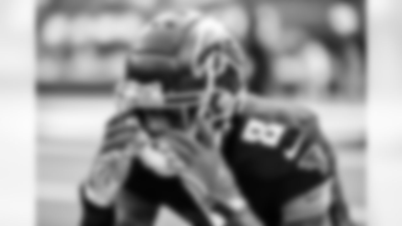 Atlanta Falcons tight end Kyle Pitts #8 warms up prior to the game against the Los Angeles Rams at SoFi Stadium in Inglewood, California on Sunday, September 18, 2022. (Photo by Brandon Magnus/Atlanta Falcons)