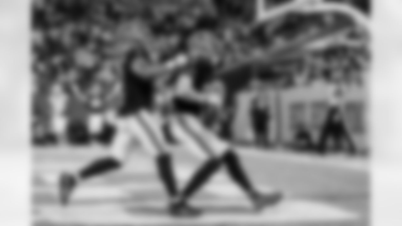 Atlanta Falcons tight end Kyle Pitts Sr. #8 scores a touchdown during the Week 15 Game against the Tampa Bay Buccaneers at Raymond James Stadium in Tampa, Florida on Thursday, December 11, 2025. (Photo by Taylor McLaughlin/Atlanta Falcons)