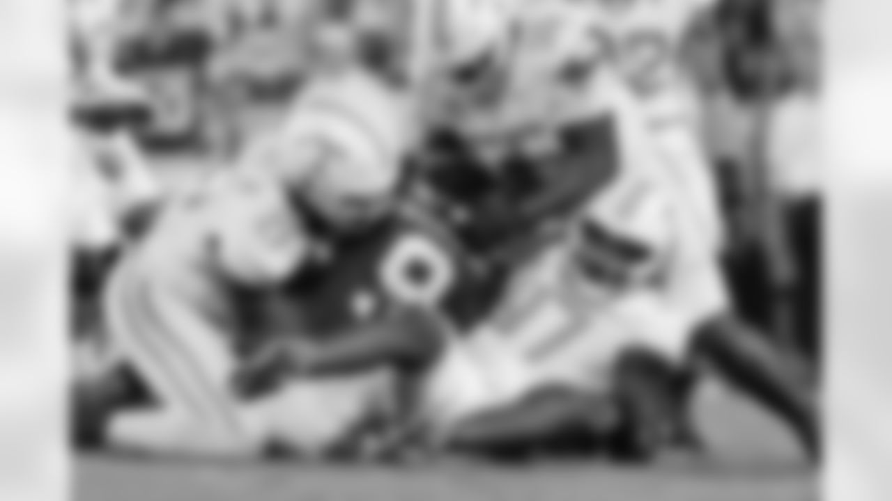 Tennessee defensive linemen James Pearce Jr. (27) and Omarr Norman-Lott (55) tackle Oklahoma quarterback Michael Hawkins Jr. (9) during the second half of an NCAA college football game Saturday, Sept. 21, 2024, in Norman, Okla. (AP Photo/Alonzo Adams)