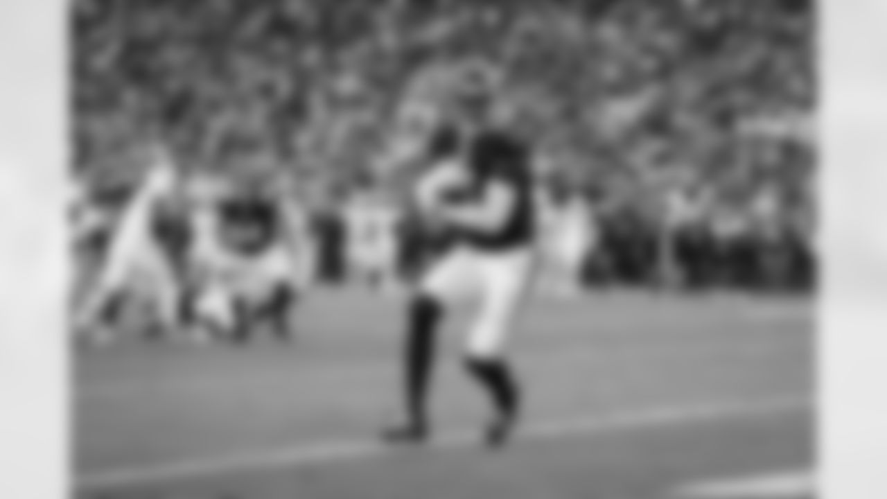 Atlanta Falcons tight end Kyle Pitts Sr. #8 scores a touchdown during the Week 16 Game against the Arizona Cardinals at State Farm Stadium in Glendale, Arizona on Sunday, December 21, 2025. (Photo by Taylor McLaughlin/Atlanta Falcons)