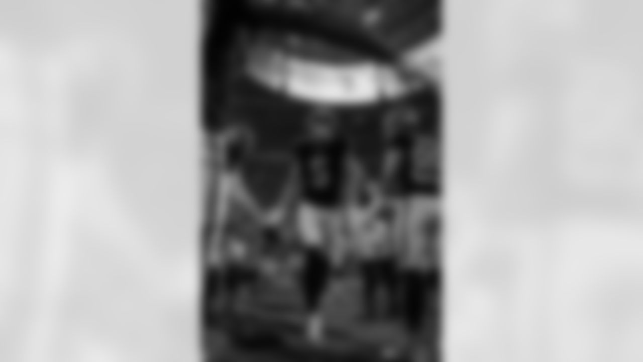 Atlanta Falcons wide receiver Drake London #5 enters the field during the Week 17 Game against the Los Angeles Rams at Mercedes-Benz Stadium in Atlanta, Georgia on Monday, December 29, 2025. (Photo by Steven Burroughs/Atlanta Falcons)