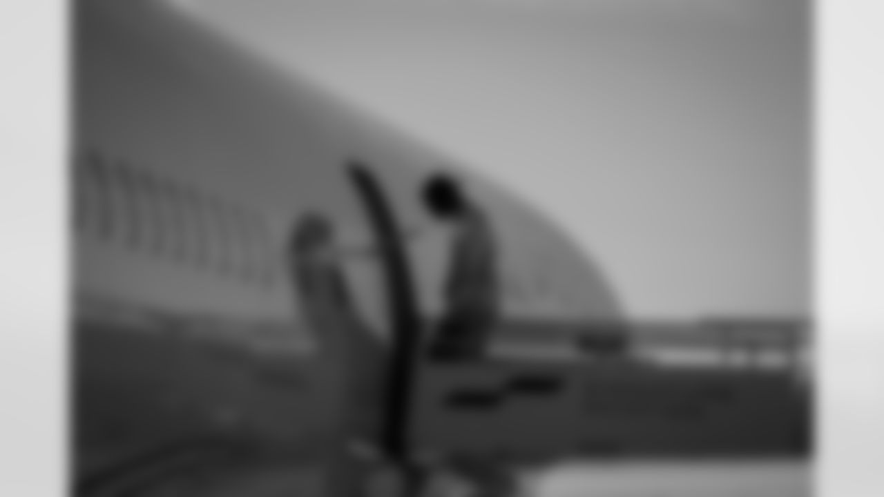 Atlanta Falcons edge rusher James Pearce Jr. #27 boards the plane at Hartsfield-Jackson International Airport in Atlanta, Ga. on Saturday, September 13, 2025. (Photo by Taylor McLaughlin/Atlanta Falcons)