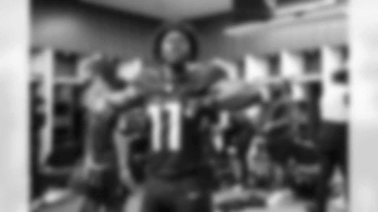 Atlanta Falcons edge rusher Jalon Walker #11 in the locker room after the Week 4 Game against the Washington Commanders at Mercedes-Benz Stadium in Atlanta, Georgia on Sunday, September 28, 2025. (Photo by Brandon Magnus/Atlanta Falcons)