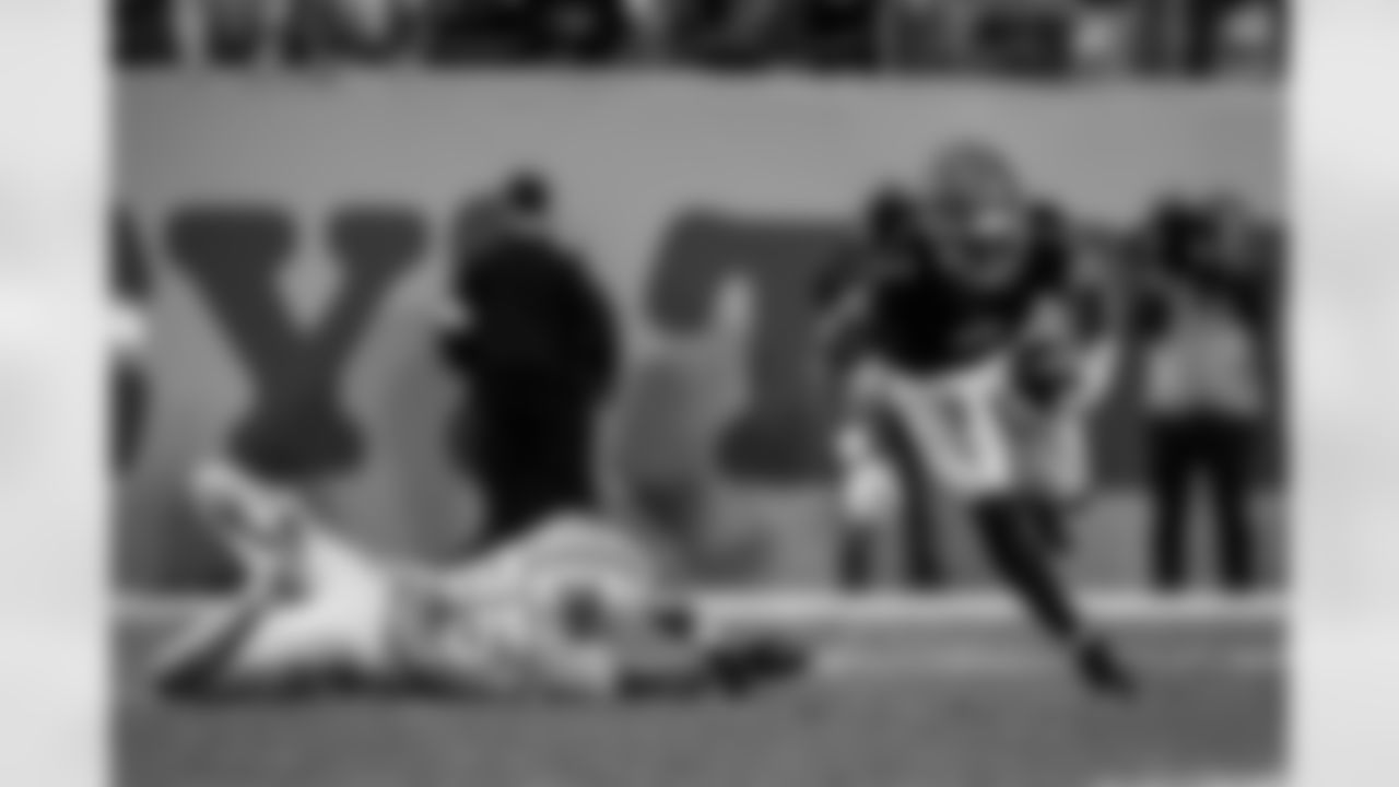 Atlanta Falcons running back Bijan Robinson #7 runs the ball during the Week 15 Game against the Tampa Bay Buccaneers at Raymond James Stadium in Tampa, Florida on Thursday, December 11, 2025. (Photo by Taylor McLaughlin/Atlanta Falcons)