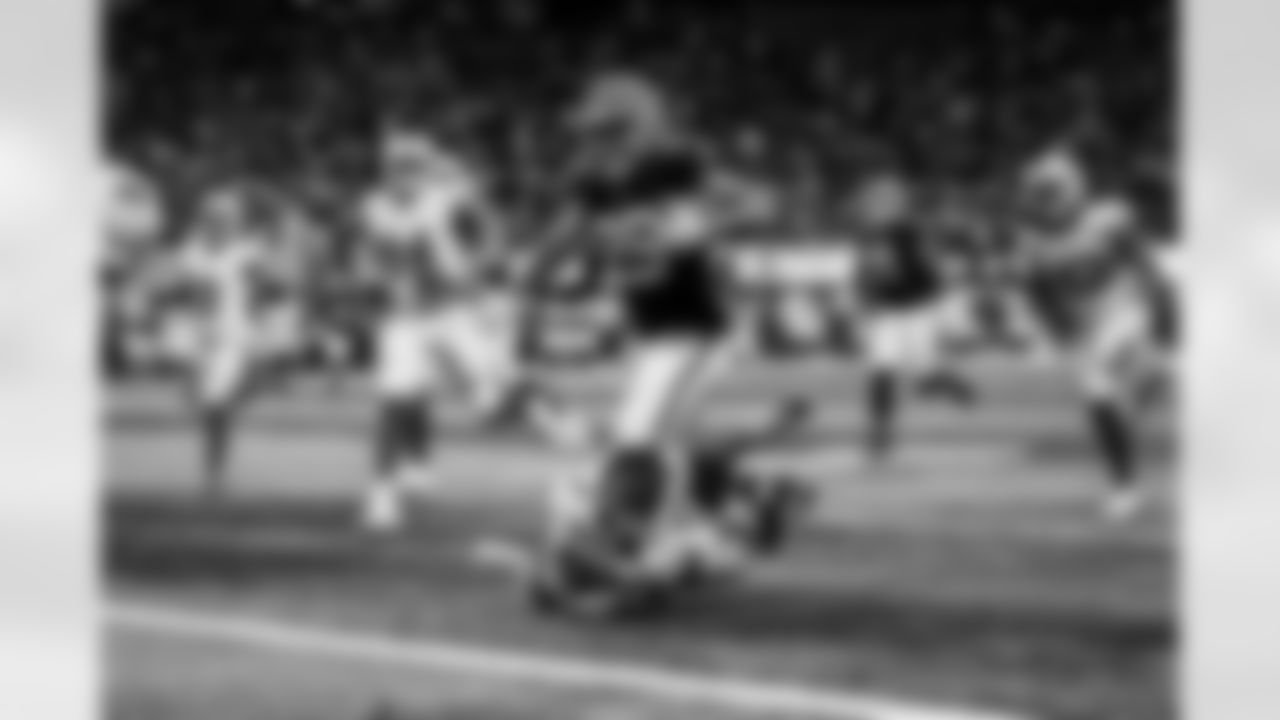 Atlanta Falcons running back Tyler Allgeier #25 scores a touchdown during the Week 6 Game against the Buffalo Bills at Mercedes-Benz Stadium in Atlanta, Georgia on Monday, October 13, 2025. (Photo by Taylor McLaughlin/Atlanta Falcons)