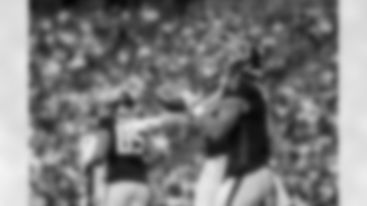 Atlanta Falcons wide receiver Drake London #5 and Atlanta Falcons running back Bijan Robinson #7 after a touchdown during the Week 16 Game against the Arizona Cardinals at State Farm Stadium in Glendale, Arizona on Sunday, December 21, 2025. (Photo by Taylor McLaughlin/Atlanta Falcons)