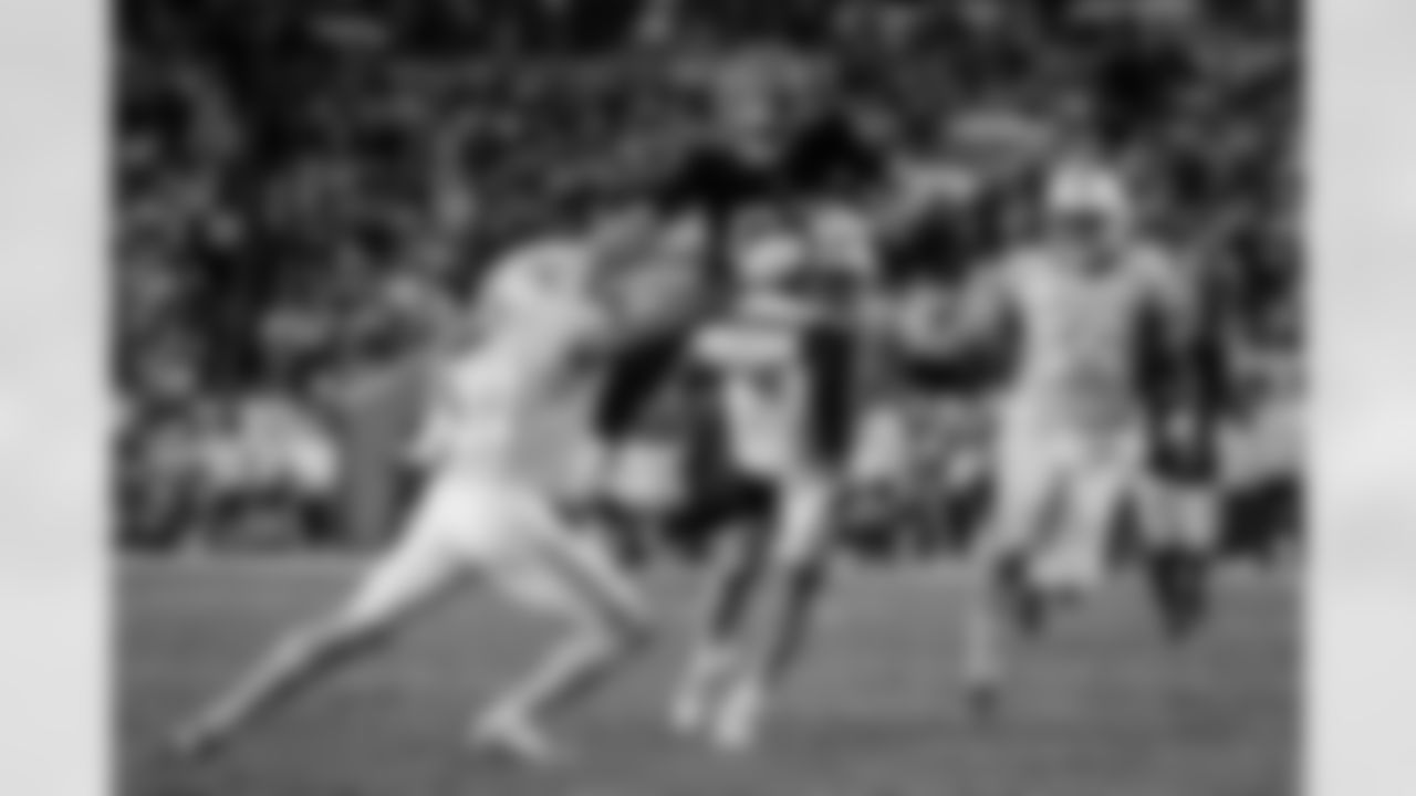 Atlanta Falcons wide receiver David Sills V #87 evades a defender during the Week 15 Game against the Tampa Bay Buccaneers at Raymond James Stadium in Tampa, Florida on Thursday, December 11, 2025. (Photo by Taylor McLaughlin/Atlanta Falcons)