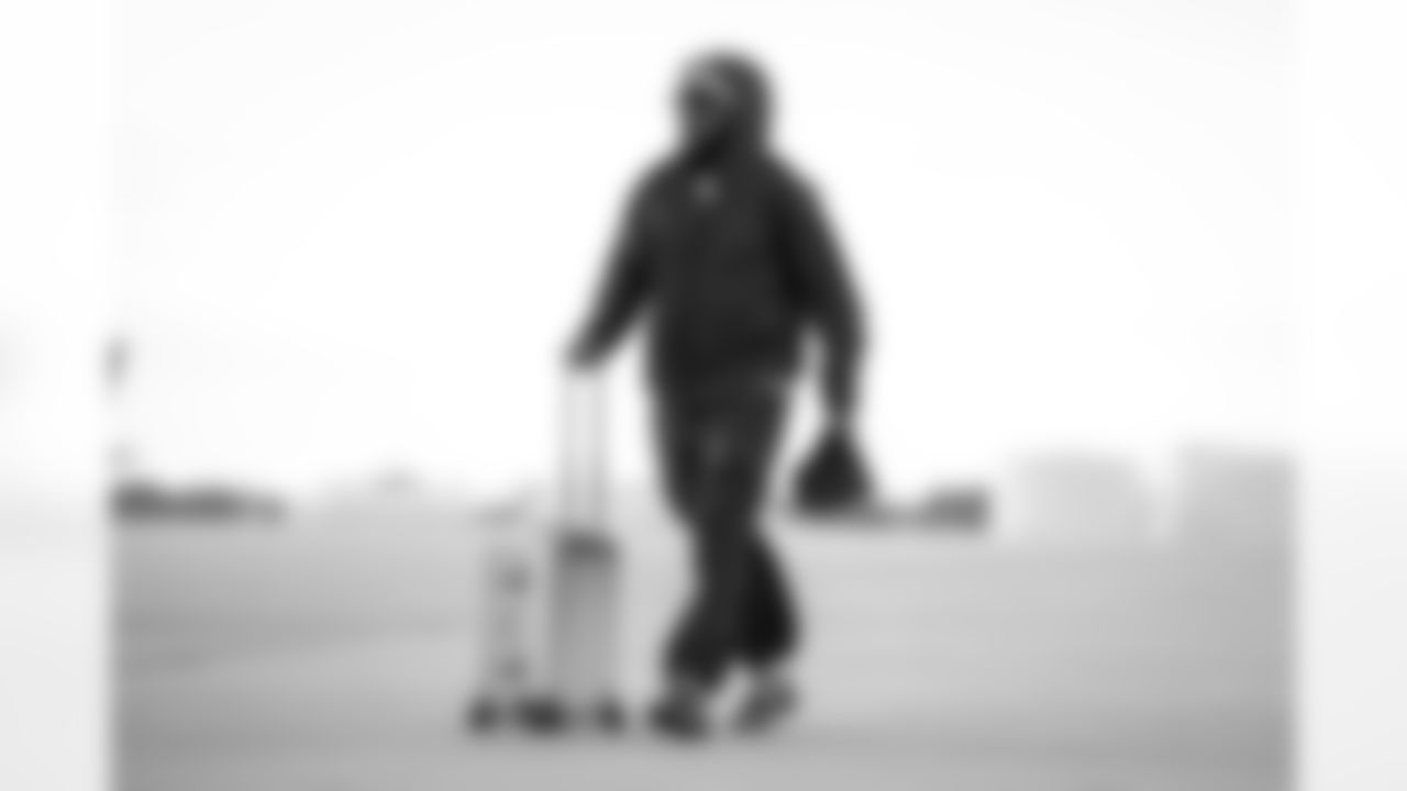 Atlanta Falcons defensive back DeMarcco Hellams #23 boards the plane at Hartsfield-Jackson International Airport in Atlanta, Ga. on Taylor McLaughlin/Atlanta Falcons)