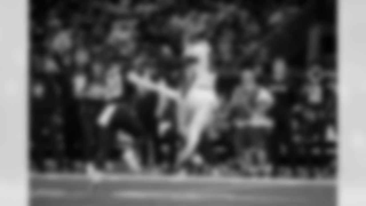 Atlanta Falcons tight end Kyle Pitts Sr. #8 makes a catch during the Week 12 Game against the New Orleans Saints at Caesars Superdome in New Orleans, Louisiana on Sunday, November 23, 2025. (Photo by Jay Bendlin/Atlanta Falcons)