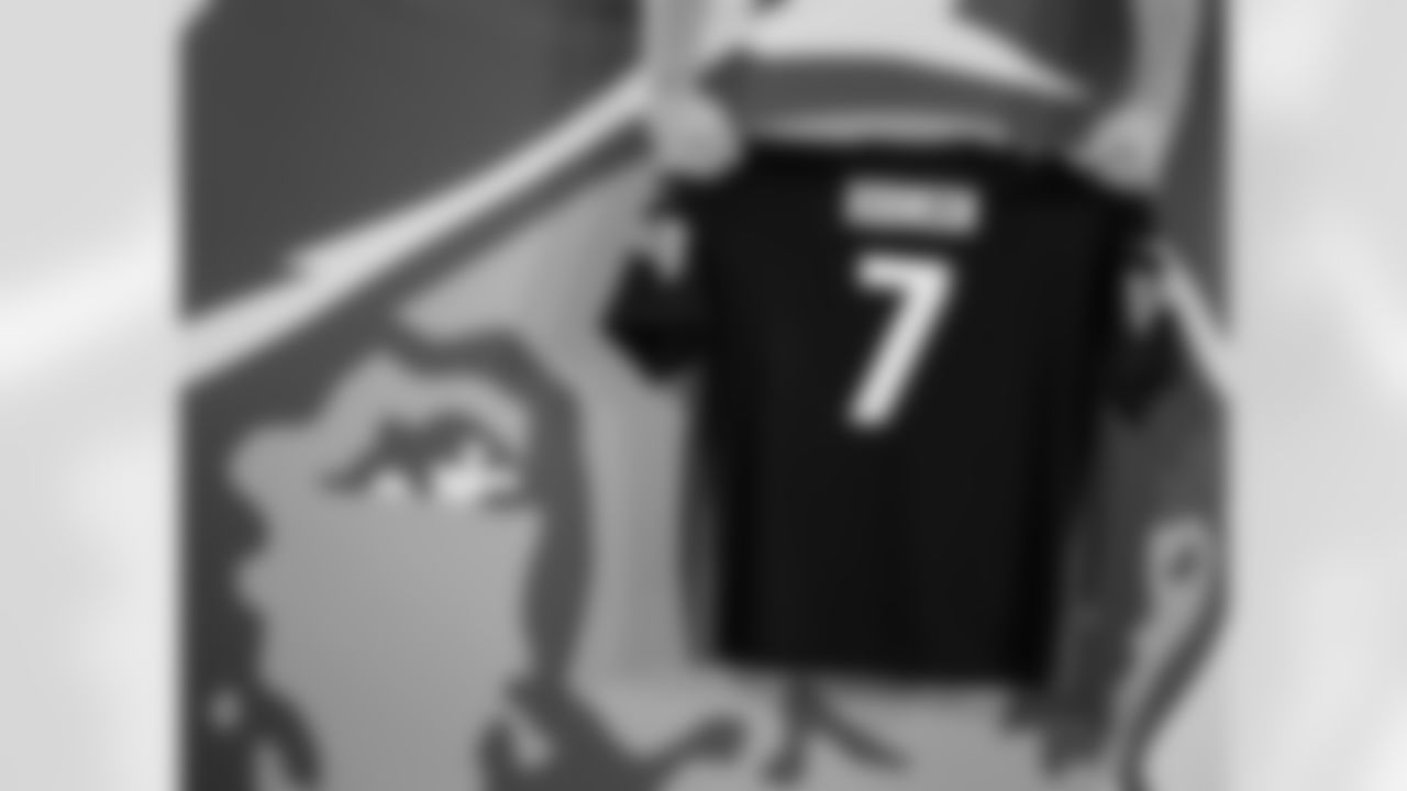 Atlanta Falcons running back Bijan Robinson #7 jersey during the Week 15 Game against the Tampa Bay Buccaneers at Raymond James Stadium in Tampa, Florida on Thursday, December 11, 2025. (Photo by Brandon Magnus/Atlanta Falcons)