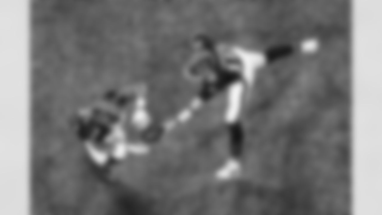 Atlanta Falcons quarterback Kirk Cousins #18 hands the ball to Atlanta Falcons running back Bijan Robinson #7 during the Week 17 Game against the Los Angeles Rams at Mercedes-Benz Stadium in Atlanta, Georgia on Monday, December 29, 2025. (Photo by Kevin Liles/Atlanta Falcons)