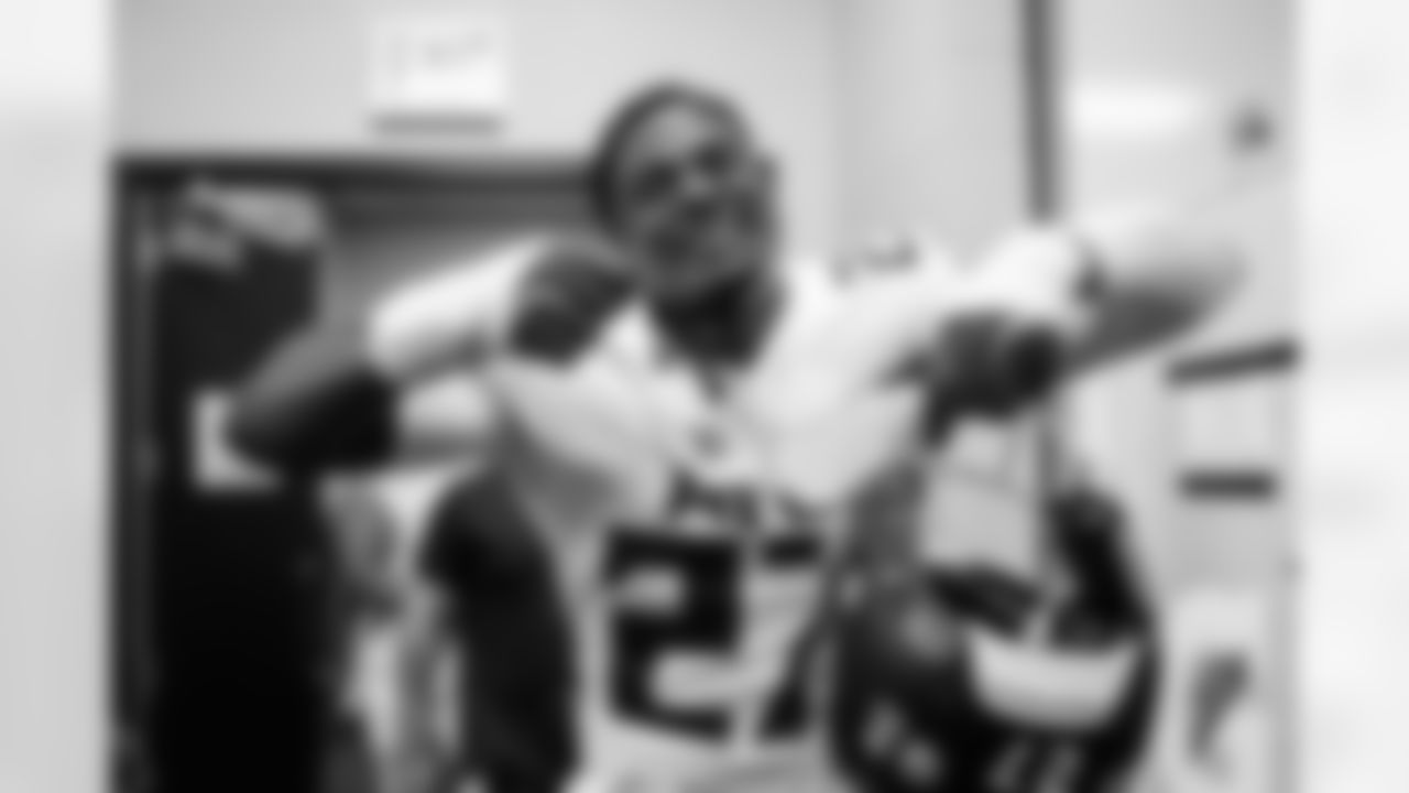Atlanta Falcons edge rusher James Pearce Jr. #27 celebrates after the Week 2 Game against the Minnesota Vikings at US Bank Stadium in Minneapolis, Minn. on Sunday, September 14, 2025. (Photo by Jay Bendlin/Atlanta Falcons)