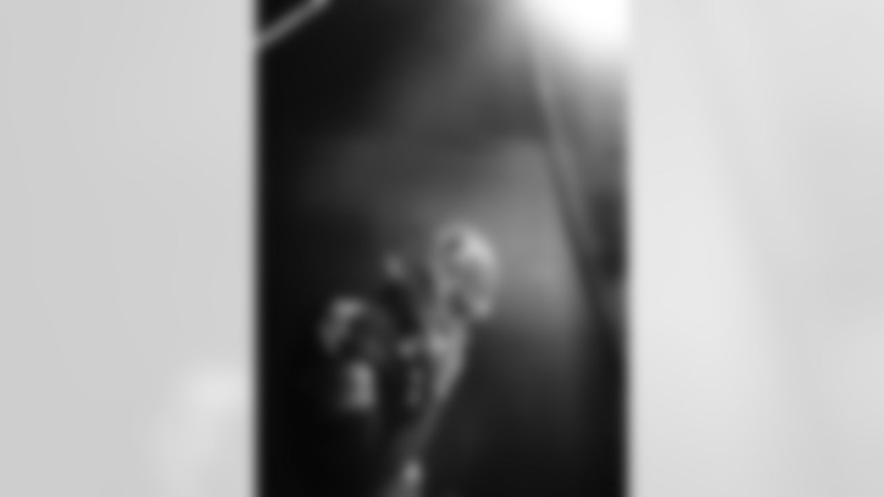 Atlanta Falcons tight end Kyle Pitts Sr. #8 prepares to run out during the Week 6 Game against the Buffalo Bills at Mercedes-Benz Stadium in Atlanta, Ga. on Monday, October 13, 2025. (Photo by Brandon Magnus/Atlanta Falcons)