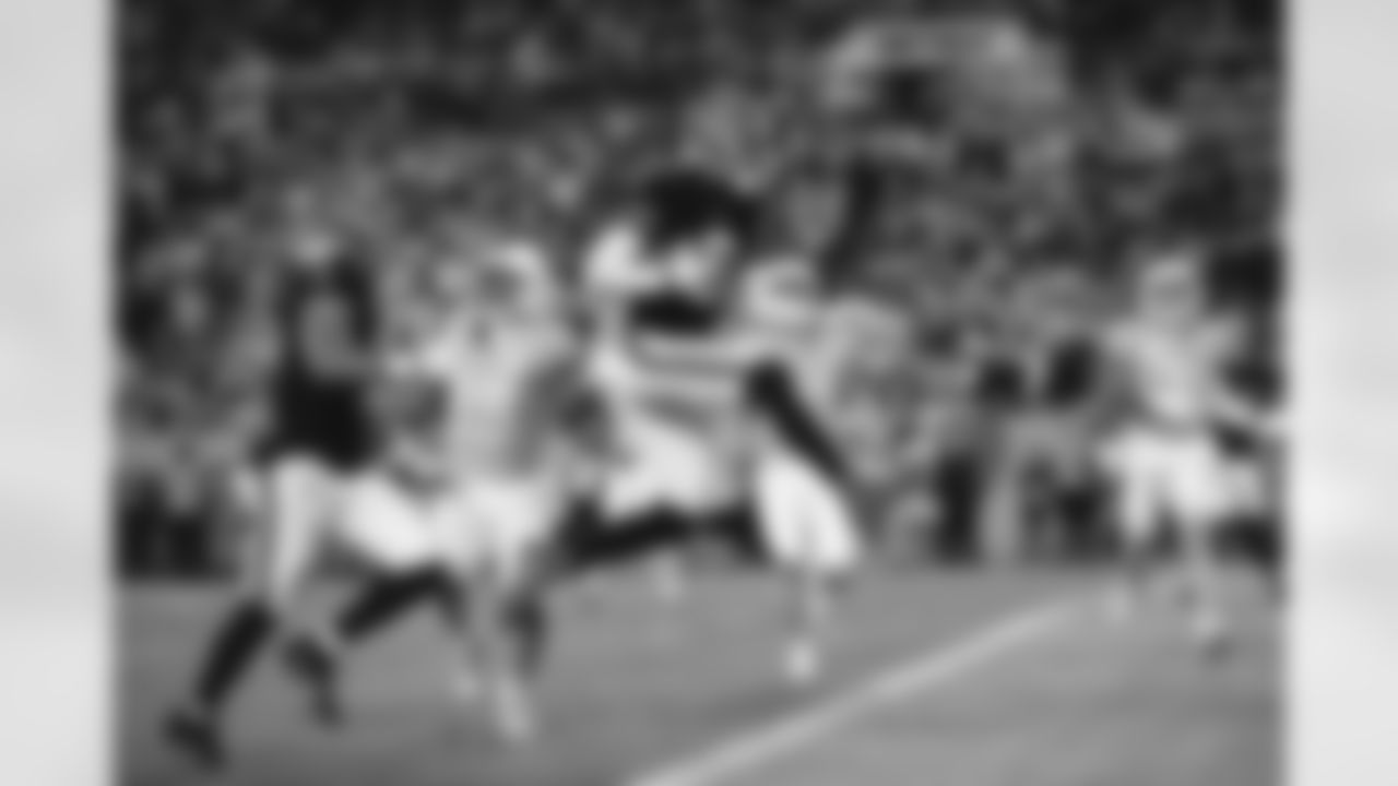 Atlanta Falcons tight end Kyle Pitts Sr. #8 scores a touchdown during the Week 15 Game against the Tampa Bay Buccaneers at Raymond James Stadium in Tampa, Florida on Thursday, December 11, 2025. (Photo by Brandon Magnus/Atlanta Falcons)