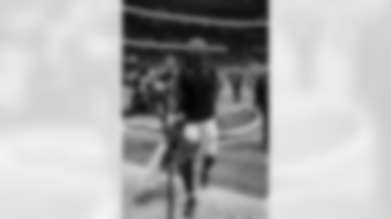 Atlanta Falcons running back Bijan Robinson #7 celebrates a win after the Week 17 Game against the Los Angeles Rams at Mercedes-Benz Stadium in Atlanta, Georgia on Monday, December 29, 2025. (Photo by AJ Reynolds/Atlanta Falcons)