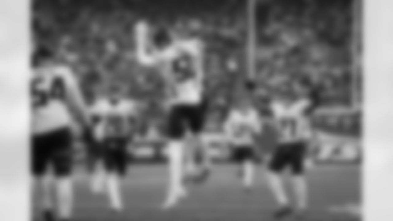 Atlanta Falcons edge rusher Leonard Floyd #56 reacts after a sack during the second quarter of the Week 13 Game against the New York Jets at Metlife Stadium in East Rutherford, New Jersey on Sunday, November 30, 2025. (Photo by Taylor McLaughlin/Atlanta Falcons)