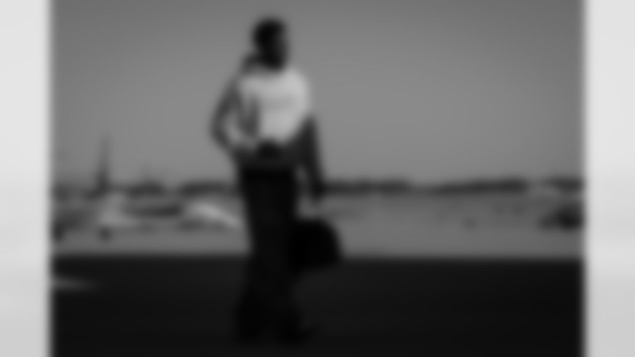 Atlanta Falcons edge rusher James Pearce Jr. #27 boards the plane at Hartsfield-Jackson International Airport in Atlanta, Ga. on Saturday, December 20, 2025. (Photo by Jay Bendlin/Atlanta Falcons)