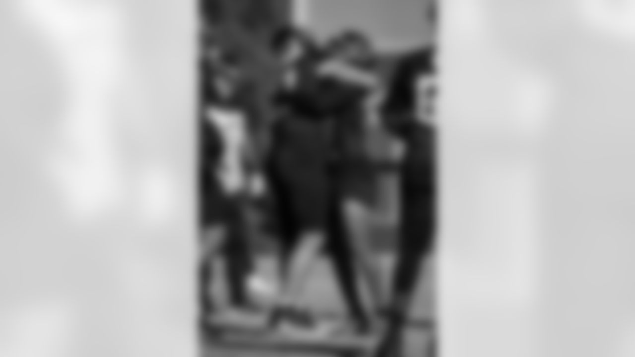 Atlanta Falcons running back Bijan Robinson #7 and Atlanta Falcons guard Chris Lindstrom #63 during practice at Atlanta Falcons Training Facility in Flowery Branch, Georgia, on Thursday, January 1, 2026. (Photo by Taylor McLaughlin/Atlanta Falcons)