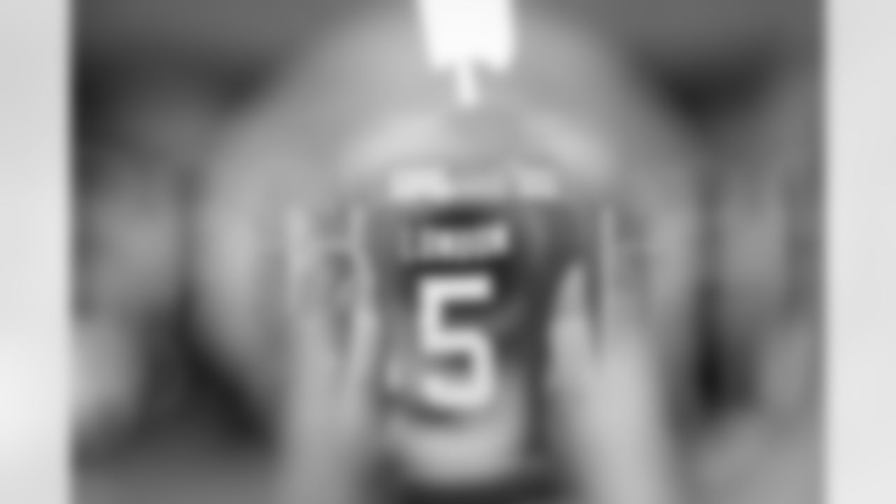 Atlanta Falcons wide receiver Drake London #5 prepares in the locker room before the Week 17 Game against the Los Angeles Rams at Mercedes-Benz Stadium in Atlanta, Georgia on Monday, December 29, 2025. (Photo by Jay Bendlin/Atlanta Falcons)