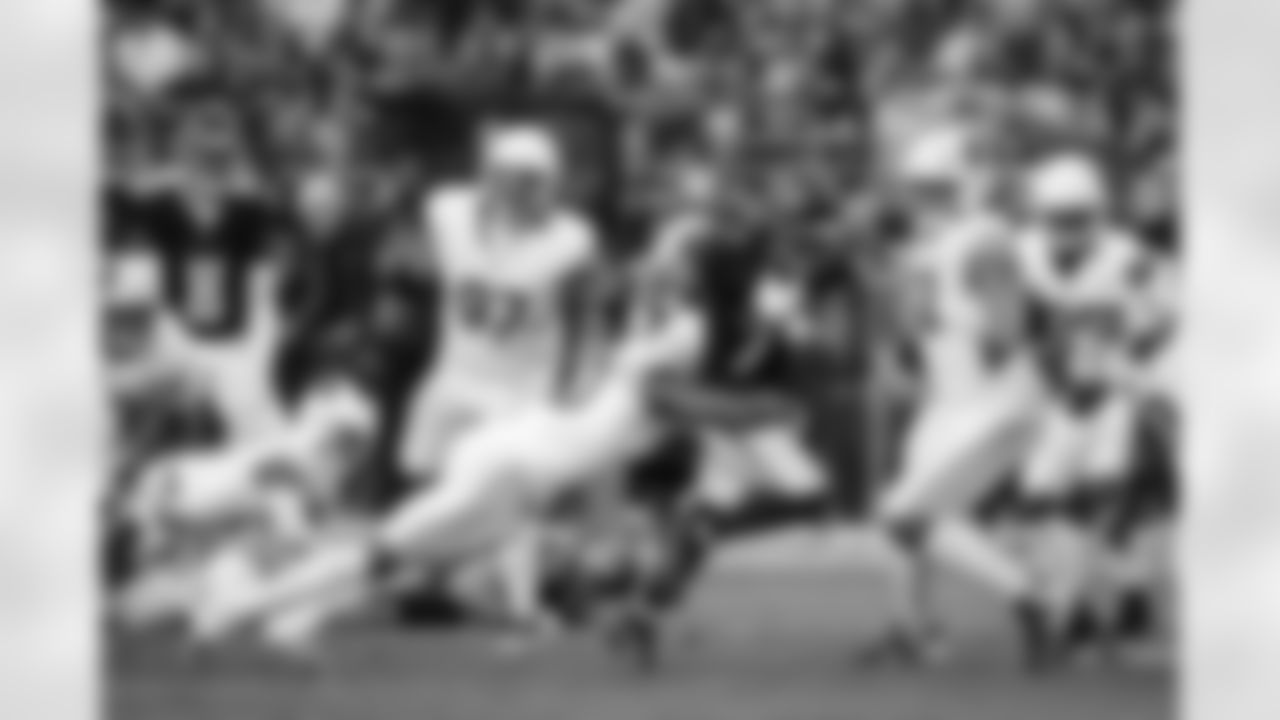 Atlanta Falcons running back Bijan Robinson #7 runs with the ball during the Week 16 Game against the Arizona Cardinals at State Farm Stadium in Glendale, Arizona on Sunday, December 21, 2025. (Photo by Taylor McLaughlin/Atlanta Falcons)