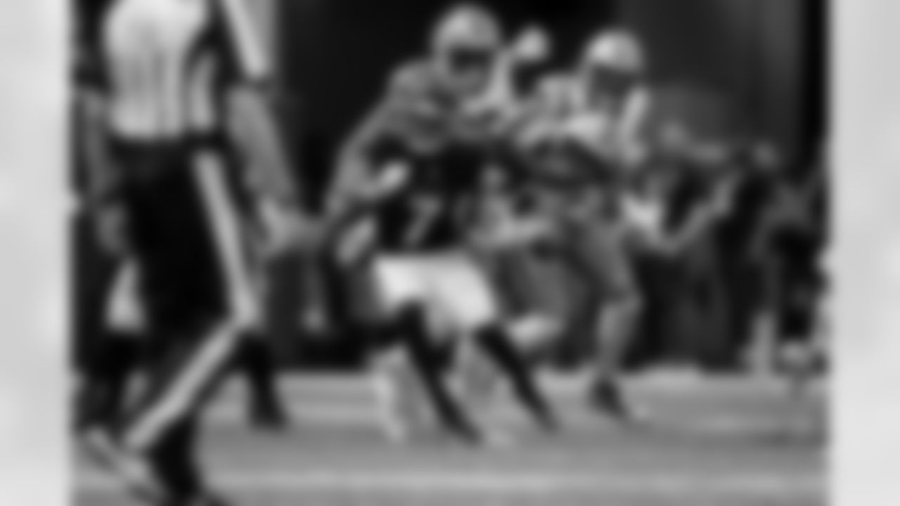 Atlanta Falcons running back Bijan Robinson #7 carries the ball during the Week 11 Game against the Carolina Panthers at Mercedes-Benz Stadium in Atlanta, Georgia on Sunday, November 16, 2025. (Photo by Taylor McLaughlin/Atlanta Falcons)