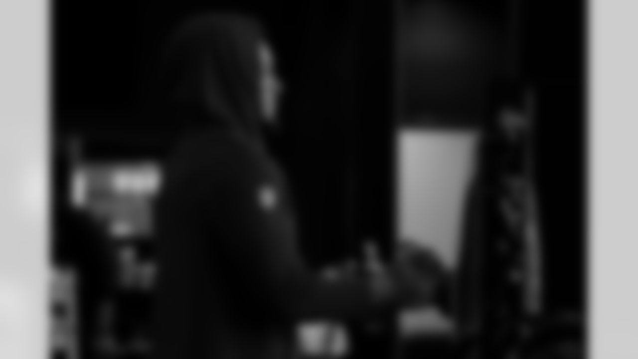 Atlanta Falcons running back Tyler Allgeier #25 during team lift at Atlanta Falcons Training Facility in Flowery Branch, Georgia, on Monday, December 8, 2025. (Photo by Taylor McLaughlin/Atlanta Falcons)