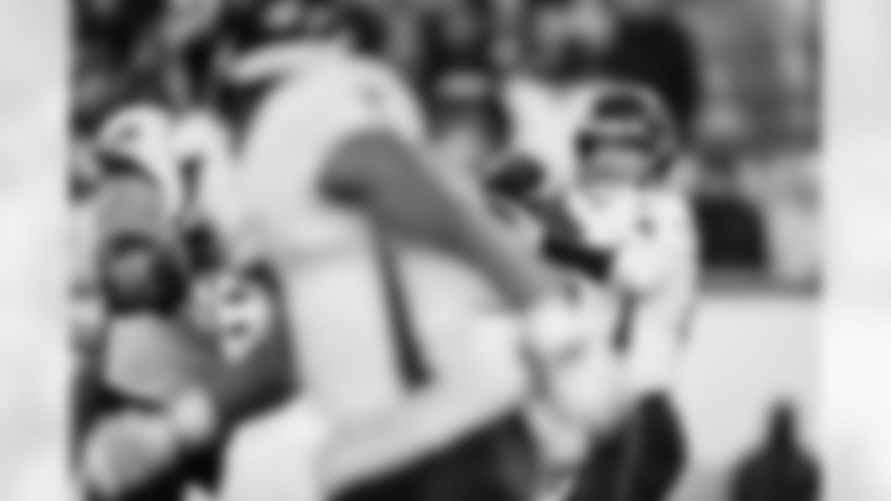 Atlanta Falcons running back Bijan Robinson #7 throws a pass during the second half of the Week 13 Game against the New York Jets at Metlife Stadium in East Rutherford, New Jersey on Sunday, November 30, 2025. (Photo by Caean Couto/Atlanta Falcons)