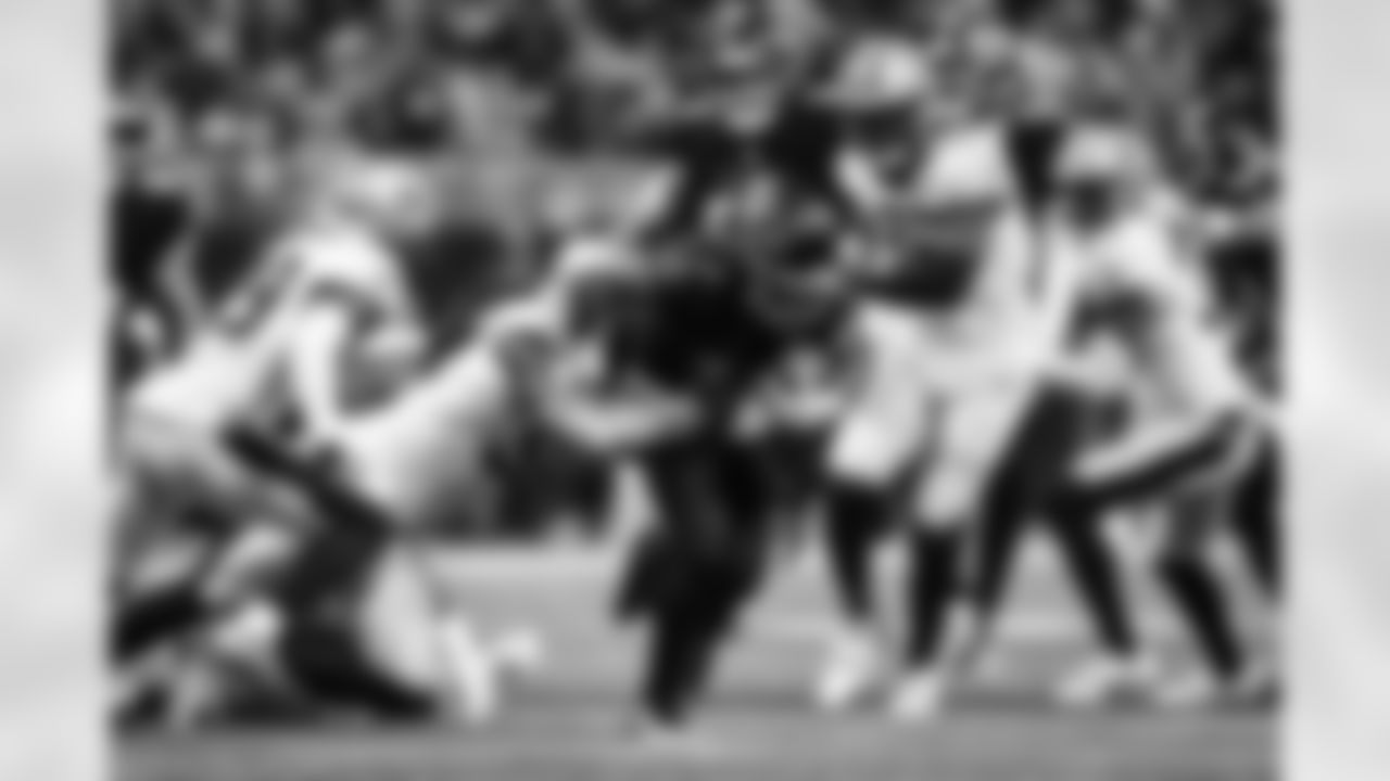 Atlanta Falcons running back Bijan Robinson #7 runs with the ball during the Week 18 Game against the New Orleans Saints at Mercedes-Benz Stadium in Atlanta, Georgia on Sunday, January 4, 2026. (Photo by AJ Reynolds/Atlanta Falcons)