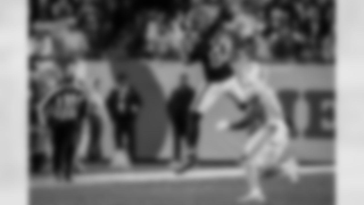 Atlanta Falcons wide receiver David Sills V #87 makers a catch during the Week 15 Game against the Tampa Bay Buccaneers at Raymond James Stadium in Tampa, Florida on Thursday, December 11, 2025. (Photo by Taylor McLaughlin/Atlanta Falcons)