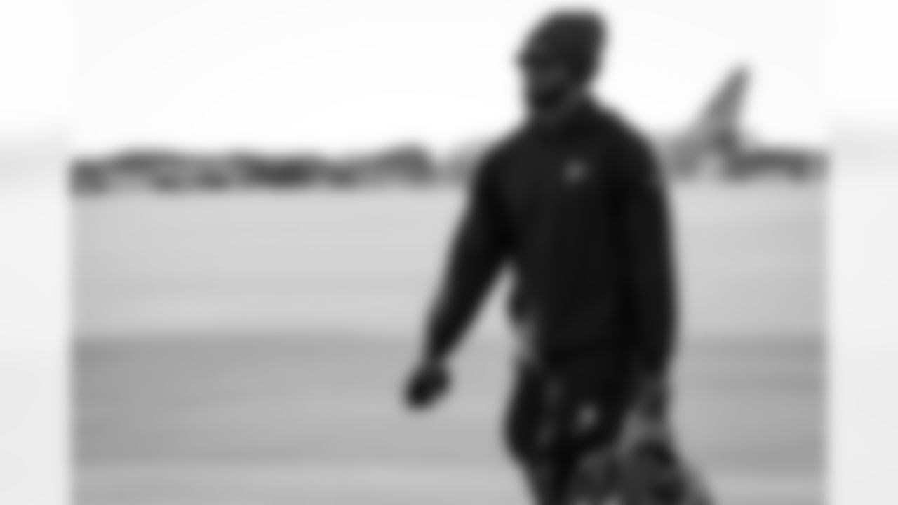 Atlanta Falcons edge rusher Jalon Walker #11 boards the plane at Hartsfield-Jackson International Airport in Atlanta, Ga. on Taylor McLaughlin/Atlanta Falcons)