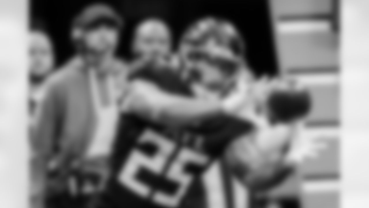 Atlanta Falcons running back Tyler Allgeier #25 catches the ball during the Week 11 Game against the Carolina Panthers at Mercedes-Benz Stadium in Atlanta, Georgia on Sunday, November 16, 2025. (Photo by Kevin Liles/Atlanta Falcons)