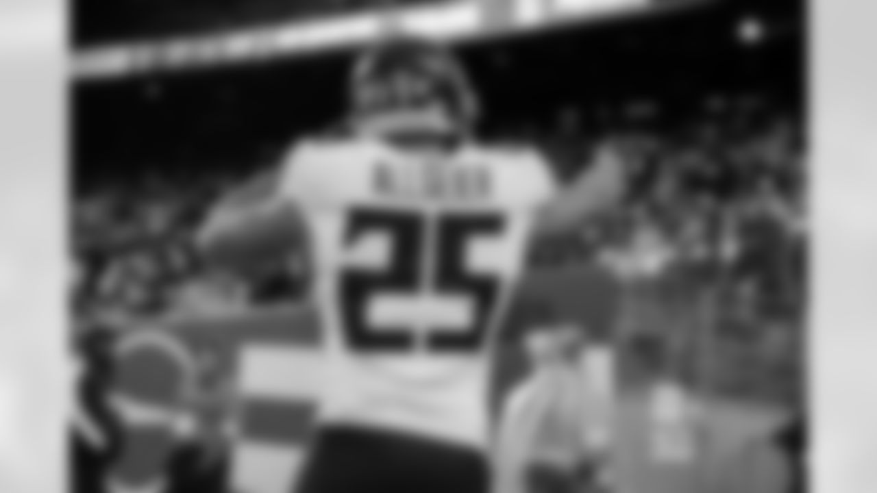 Atlanta Falcons running back Tyler Allgeier #25 reacts after a first down during the second half of the Week 13 Game against the New York Jets at Metlife Stadium in East Rutherford, New Jersey on Sunday, November 30, 2025. (Photo by Taylor McLaughlin/Atlanta Falcons)