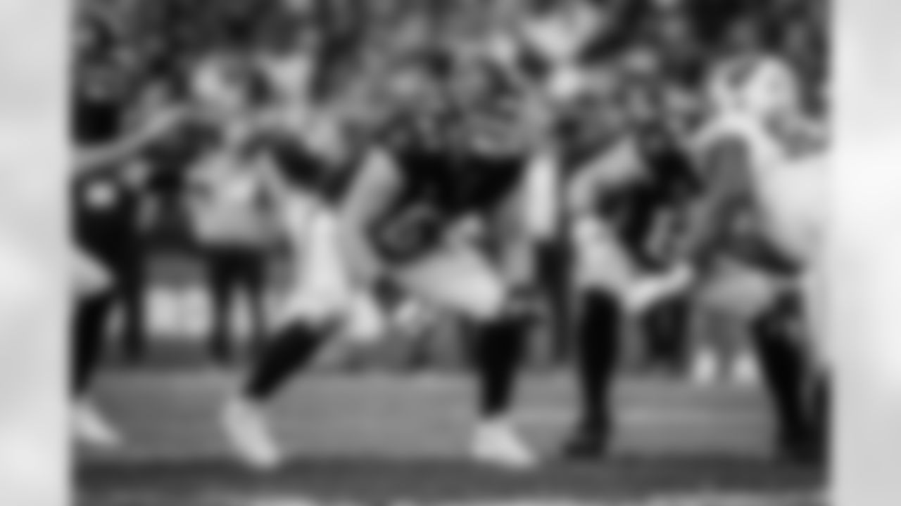 Atlanta Falcons guard Chris Lindstrom #63 blocks during the third quarter of the Week 16 Game against the Arizona Cardinals at State Farm Stadium in Glendale, Arizona on Sunday, December 21, 2025. (Photo by Jay Bendlin/Atlanta Falcons)