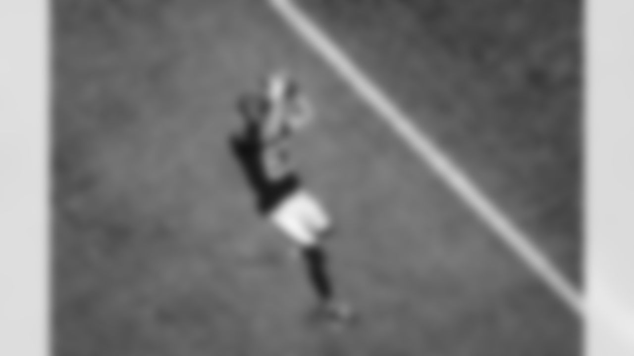 Atlanta Falcons wide receiver David Sills V #87 makes a catch during the Week 17 Game against the Los Angeles Rams at Mercedes-Benz Stadium in Atlanta, Georgia on Monday, December 29, 2025. (Photo by Kevin Liles/Atlanta Falcons)