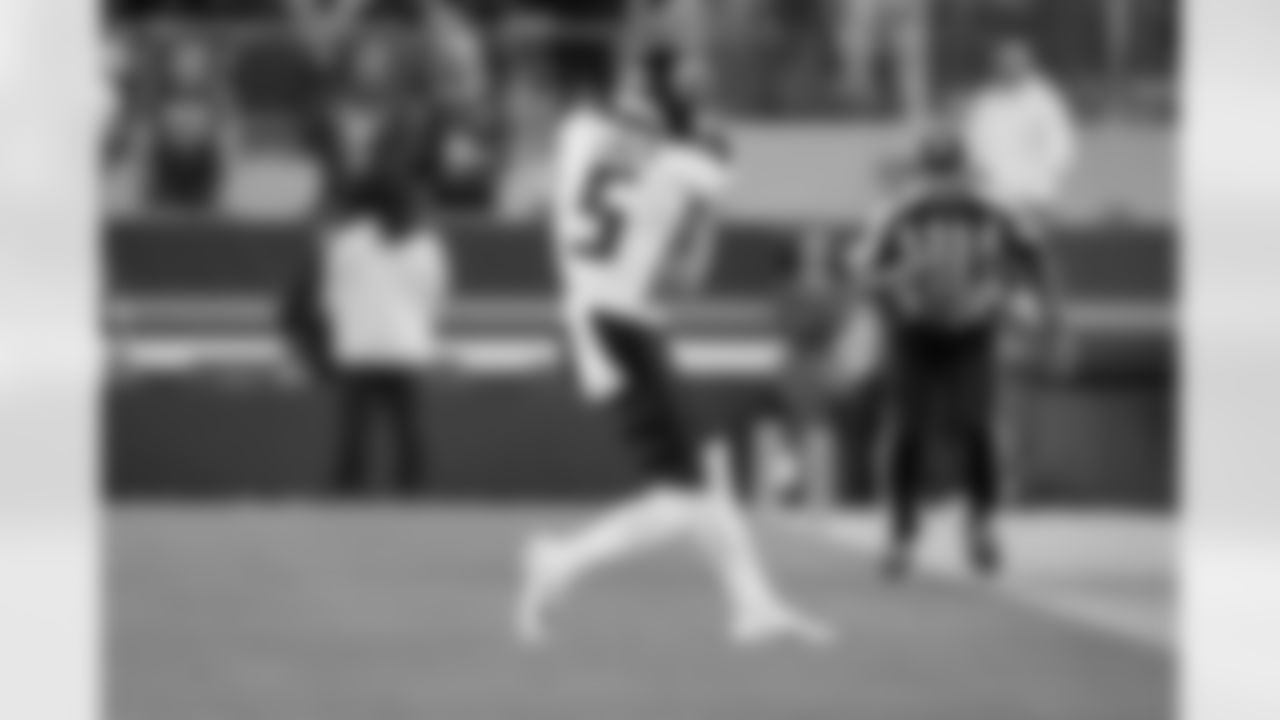 Atlanta Falcons wide receiver Drake London #5 catches the ball during the Week 7 Game against the San Francisco 49ers at Levi's Stadium in Santa Clara, California on Sunday, October 19, 2025. (Photo by Taylor McLaughlin/Atlanta Falcons)