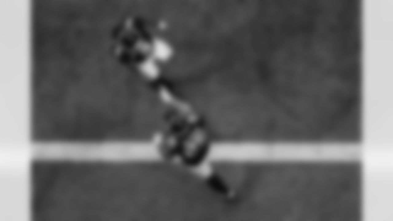 Atlanta Falcons running back Tyler Allgeier #25 celebrates with Atlanta Falcons quarterback Michael Penix Jr. #9 after scoring a touchdown during the Week 11 Game against the Carolina Panthers at Mercedes-Benz Stadium in Atlanta, Georgia on Sunday, November 16, 2025. (Photo by Brandon Magnus/Atlanta Falcons)